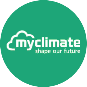 Grünes rundes Logo mit weißem myclimate-Schriftzug und Slogan „shape our future“.