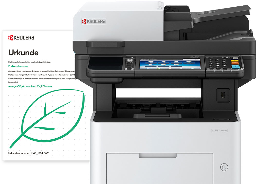 Kyocera Multifunktionsdrucker mit Klimaschutz-Urkunde und großem grünen Blatt-Symbol.